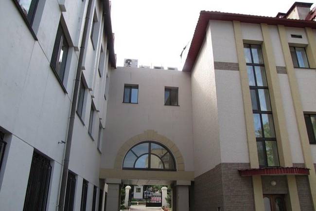 Али