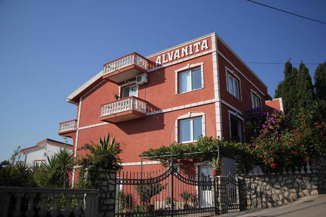 Алванита Апартментс