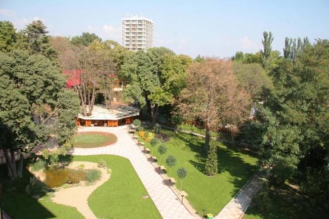 Естрея Палас
